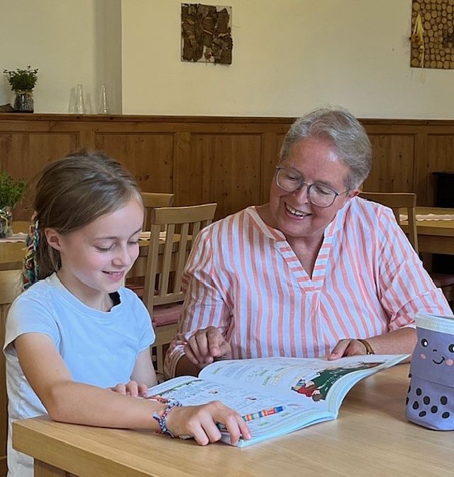 Lernhilfe lernt mit Schülerin