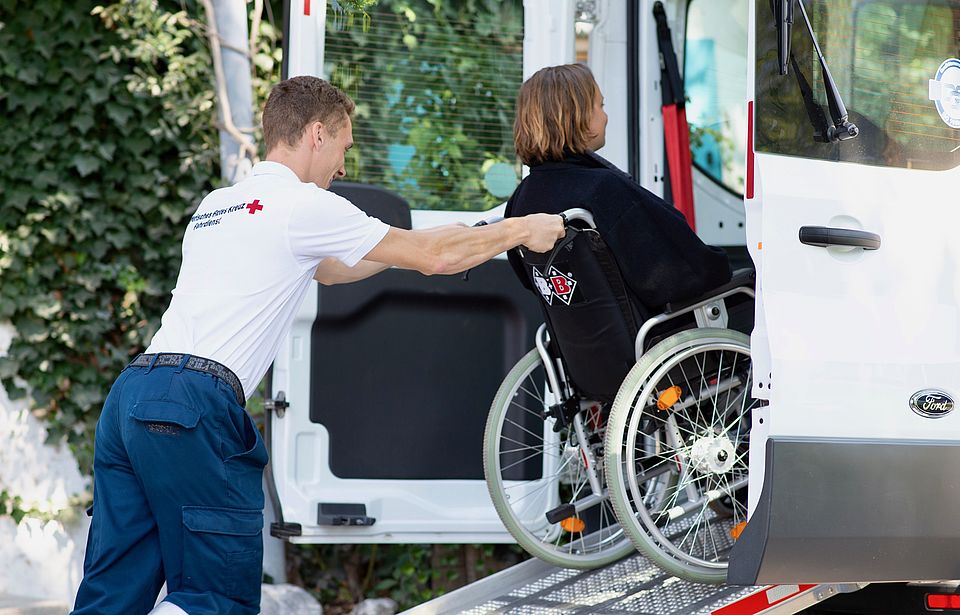 Fahrdienst Transport ins Auto