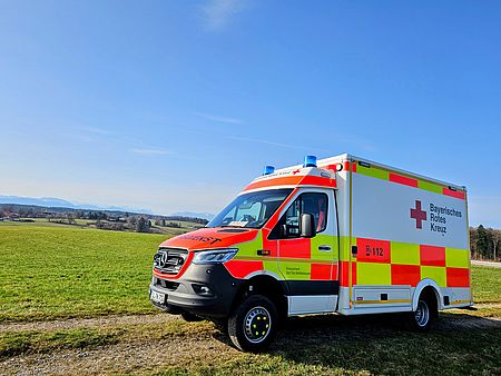 Rettungswagen des Bayerischen Roten Kreuzes im einsatz