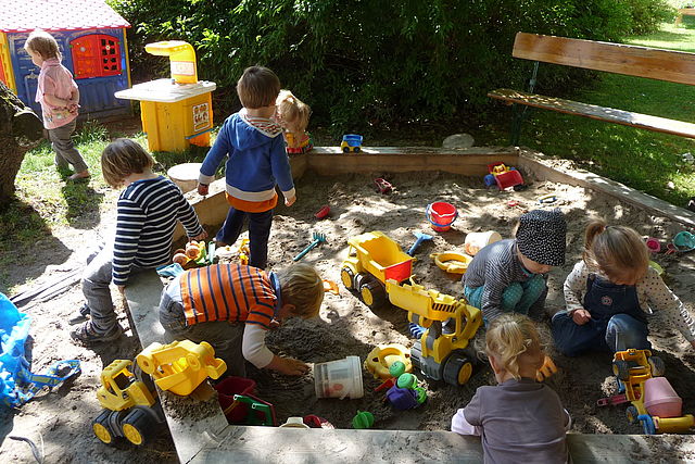 Kinder spielen im Sandkasten