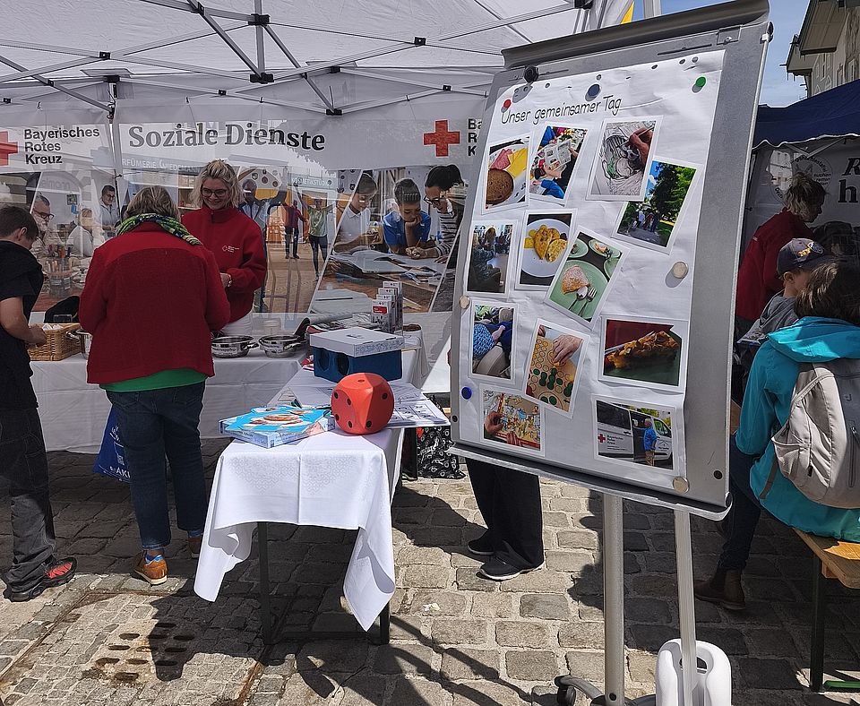 Soziale Dienste präsentieren sich am Aktionstag mit einem Stand.