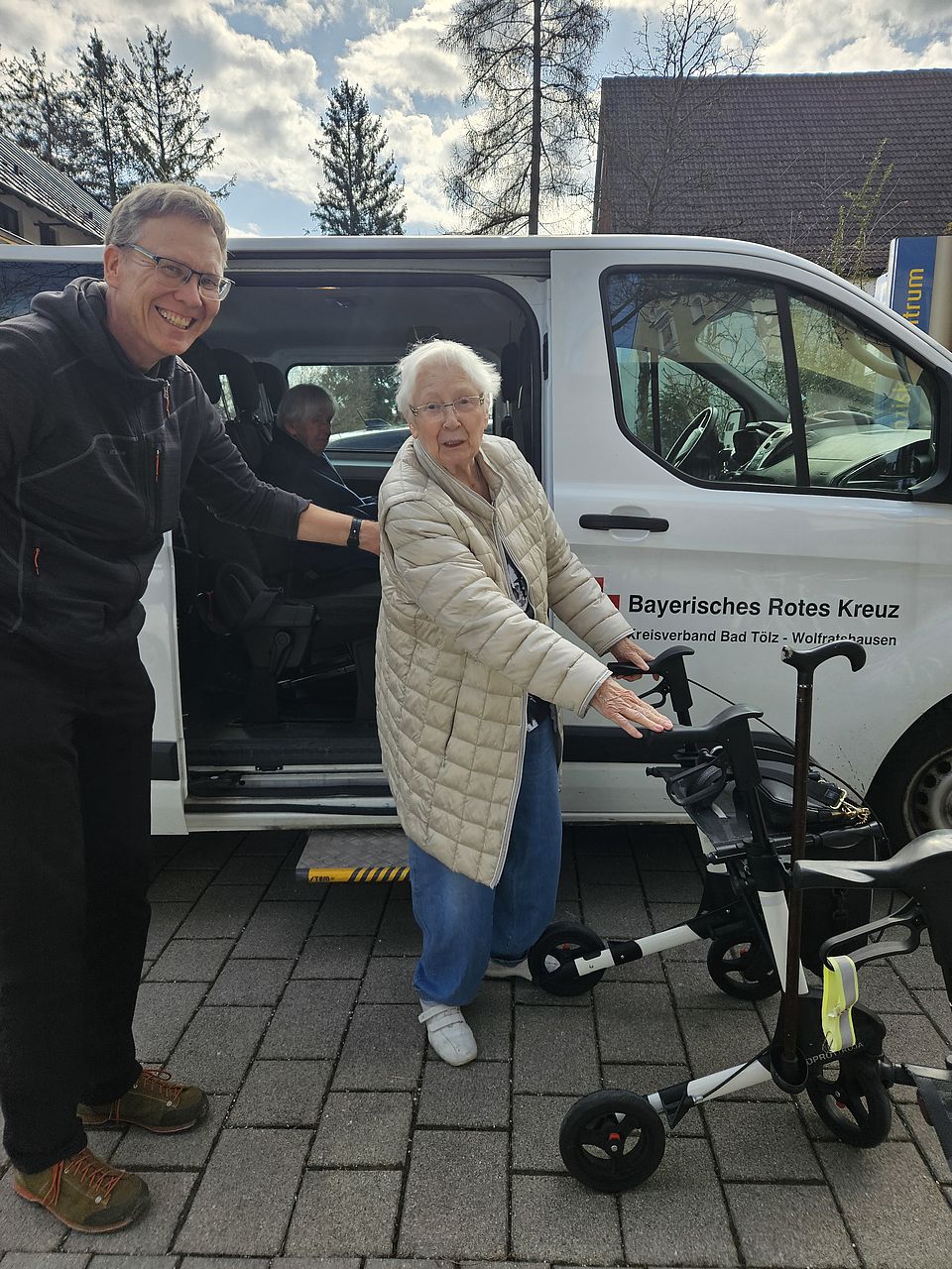 Der Fahrer vom BRK hilft Ihnen beim Ein- und Aussteigen.