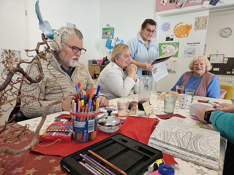 Gemeinsam Zeitung lesen und malen in der BRK Tölzer Tagespflege
