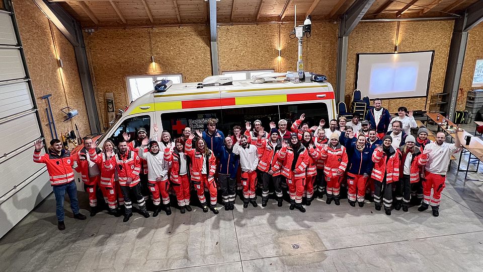viele Ehrenamtliche des BRK Bad Tölz-Wolfratshausen engagieren sich bei der Christbaumaktion und wärmen sich hier in der Bereitschaft Geretsried auf.