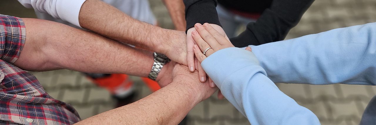 Ehrenamtliche und Hauptamtliche helfen zusammen. 
