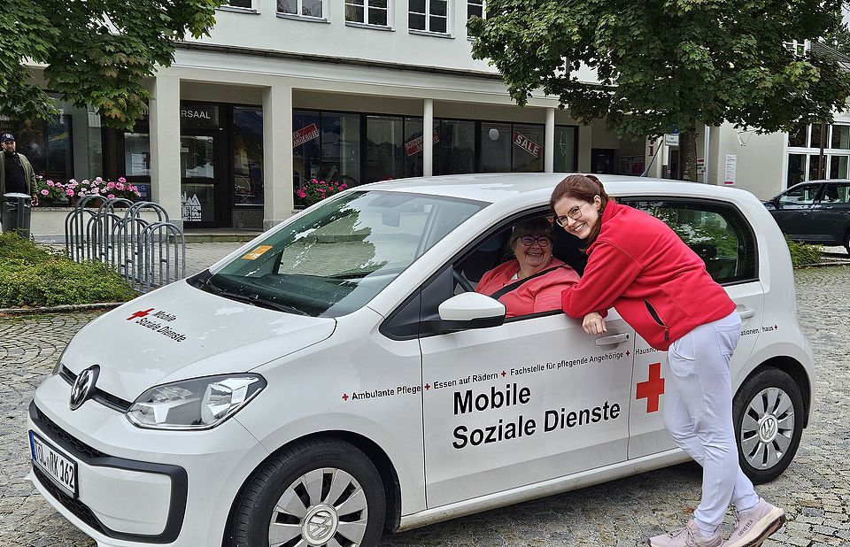 Pflege Auto mit Pflegekraft