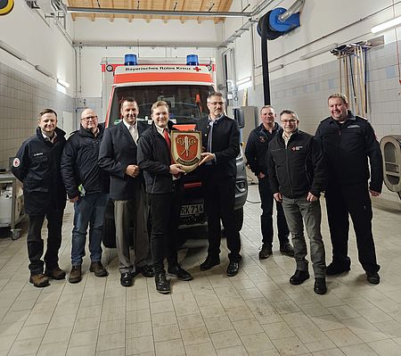 Rettungswache Benediktbeuern mit Kreisvorsitzenden Severin Eichenseher, Kreisgeschäftsführer Andreas Schäfer und viele mehr.