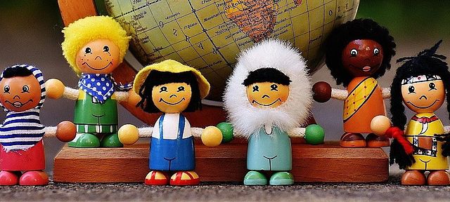 Puppen zeigen die Vielfalt und unterschiedlichen Nationalitäten