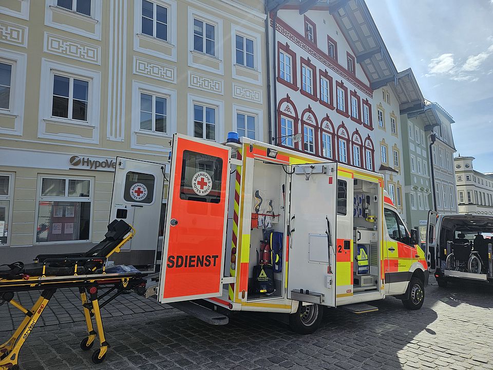 Rettungswagen des Bayerischen Roten Kreuzes in der Tölzer Marktstraße