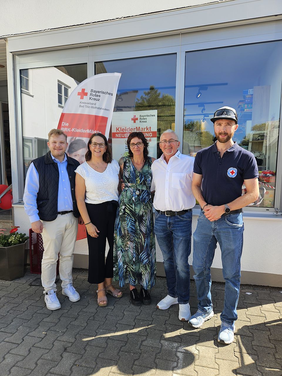 Kreisvorstand Eichenseher gratuliert dem BRK-KleiderMarkt-Team und der Wasserwacht Tölz zur neuen Liegenschaft