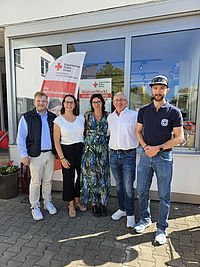 Kreisvorstand Eichenseher gratuliert dem BRK-KleiderMarkt-Team und der Wasserwacht Tölz zur neuen Liegenschaft