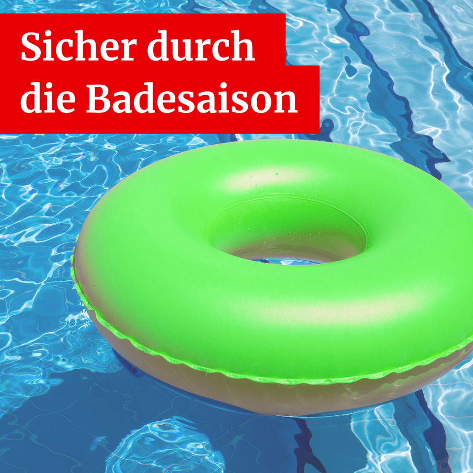 Ein Schwimmreifen in einem Swimmingpool