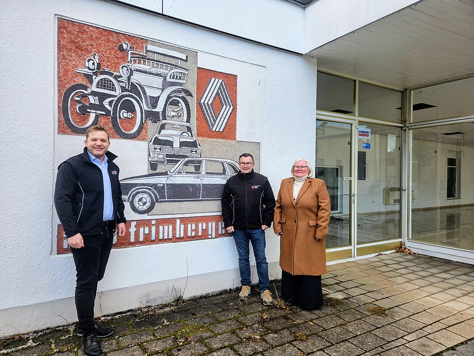 Herr Eichenseher, Herr Schäfer und Frau Knollmann stehen vor dem ehemaligen Autohaus Frimberger, welches vom Kreisverband zukünftig angemietet wird.