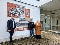 Herr Eichenseher, Herr Schäfer und Frau Knollmann stehen vor dem ehemaligen Autohaus Frimberger, welches vom Kreisverband zukünftig angemietet wird.