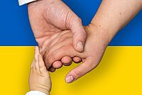 Ukrainische Flagge, zwei Hände, die sich berühren